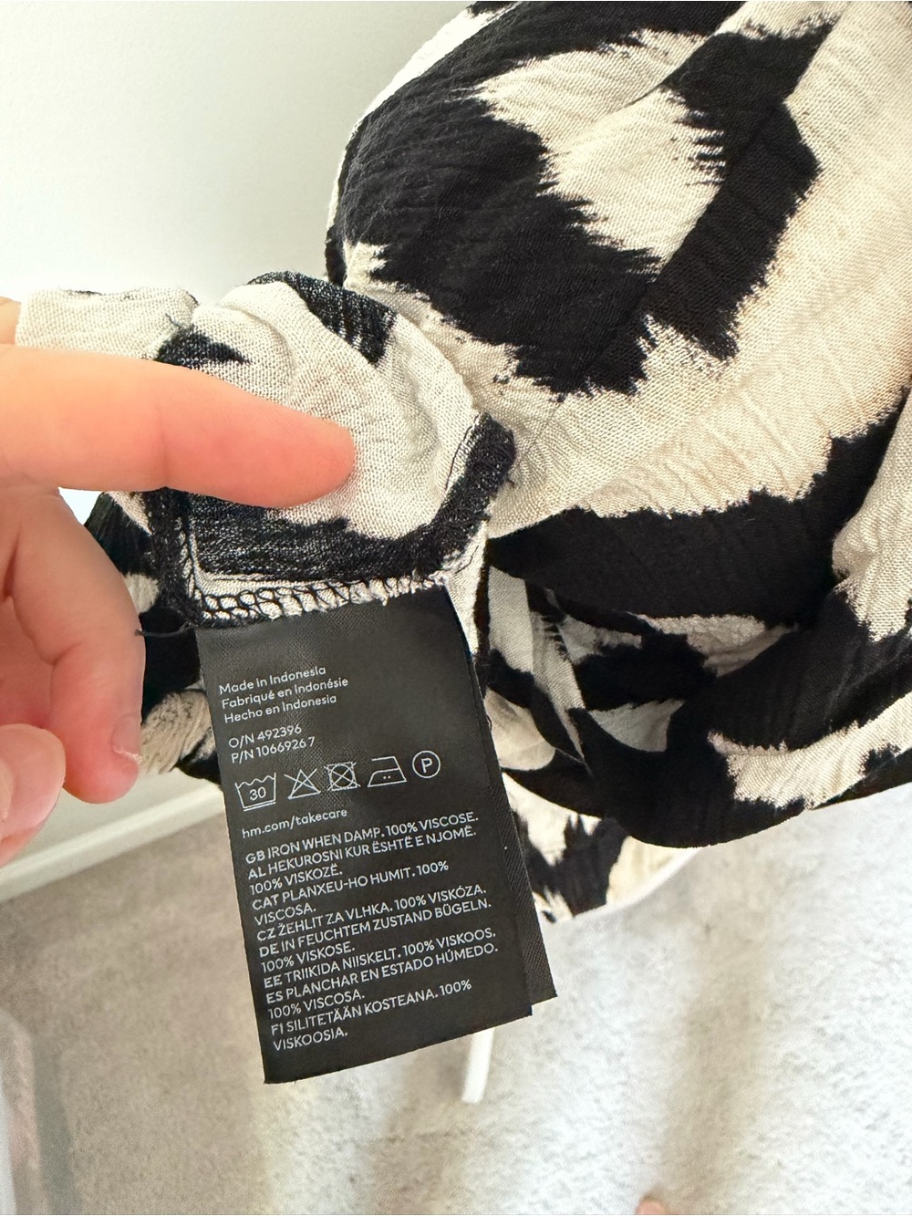 H&M Black and White Abstract Print Blouse - Picture 4 of 7